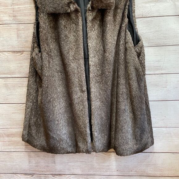 CHICOS FAUX FUR VEST IN BROWN - Picture 3 of 6